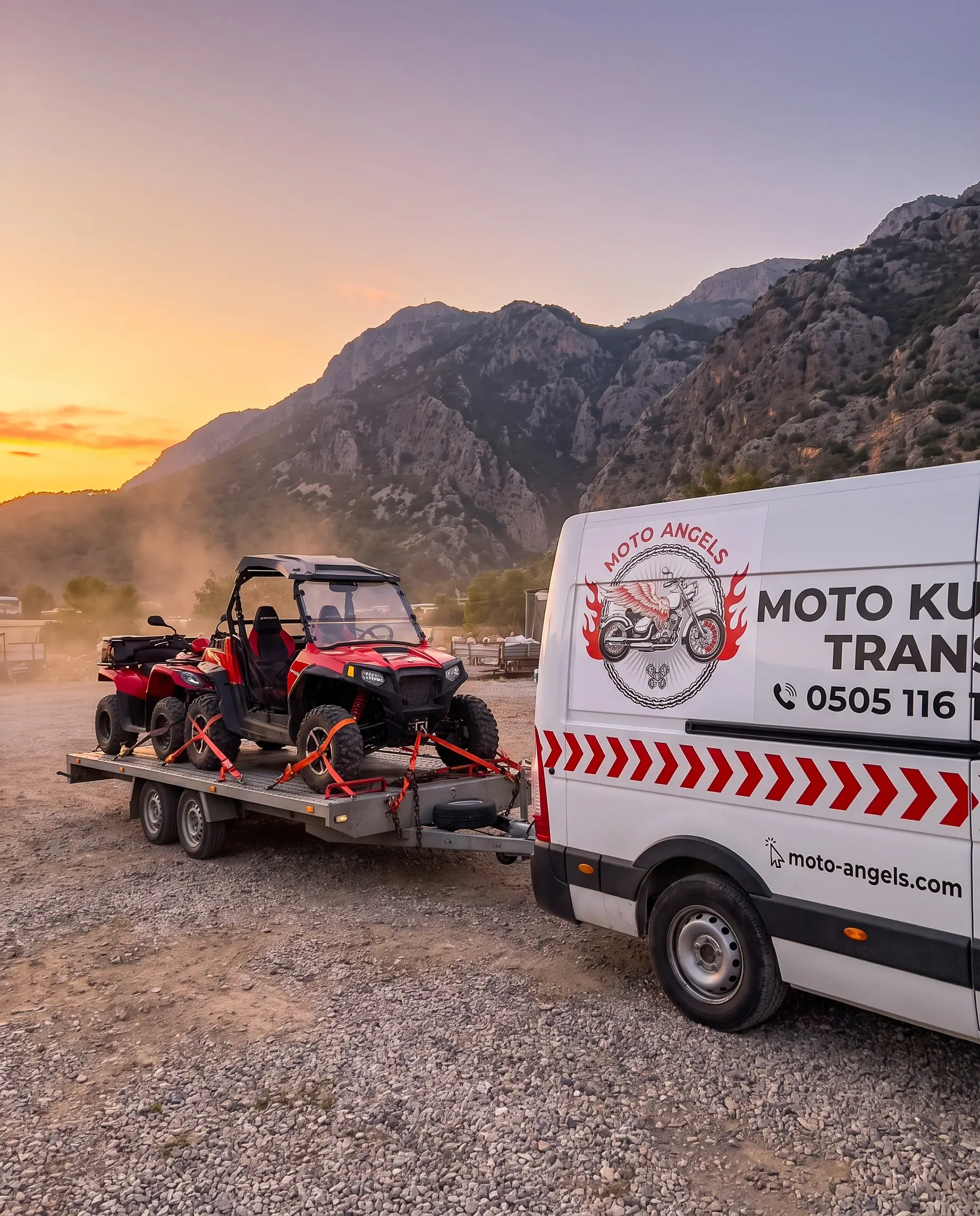 Moto Angels aracının çektiği römorkta sabitlenmiş ATV ve UTV