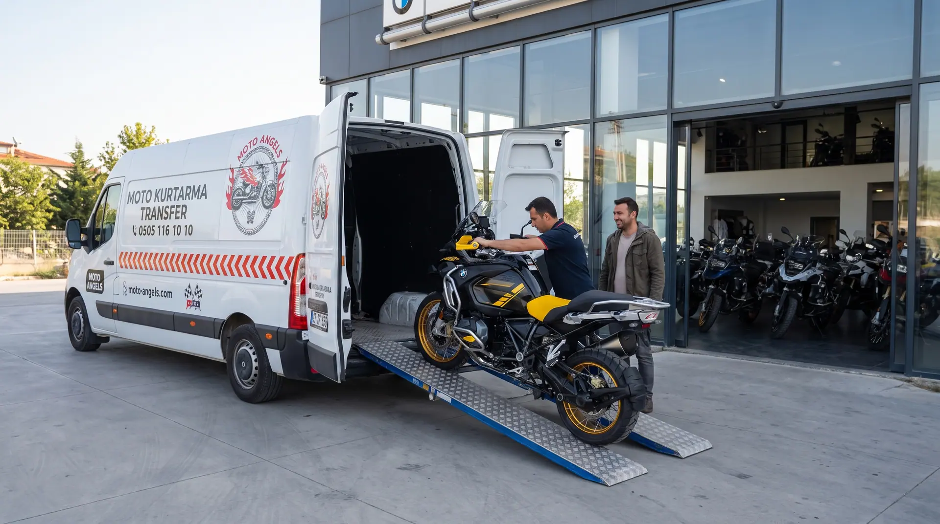 Yeni bir BMW GS’nin bayiden Moto Angels aracına yüklenmesi