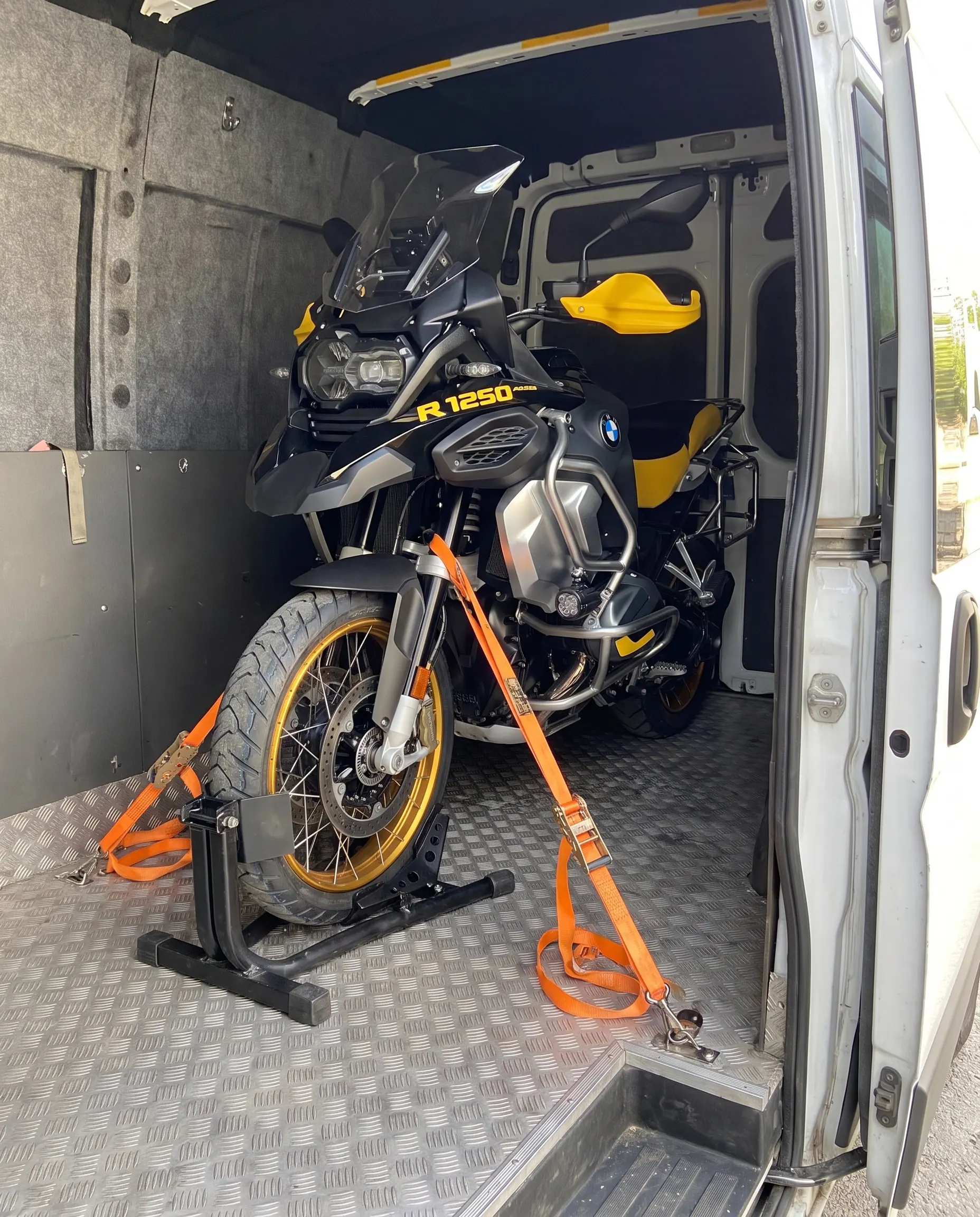 Moto Angels aracında takoz ve spanzetlerle sabitlenmiş BMW R 1250 GS