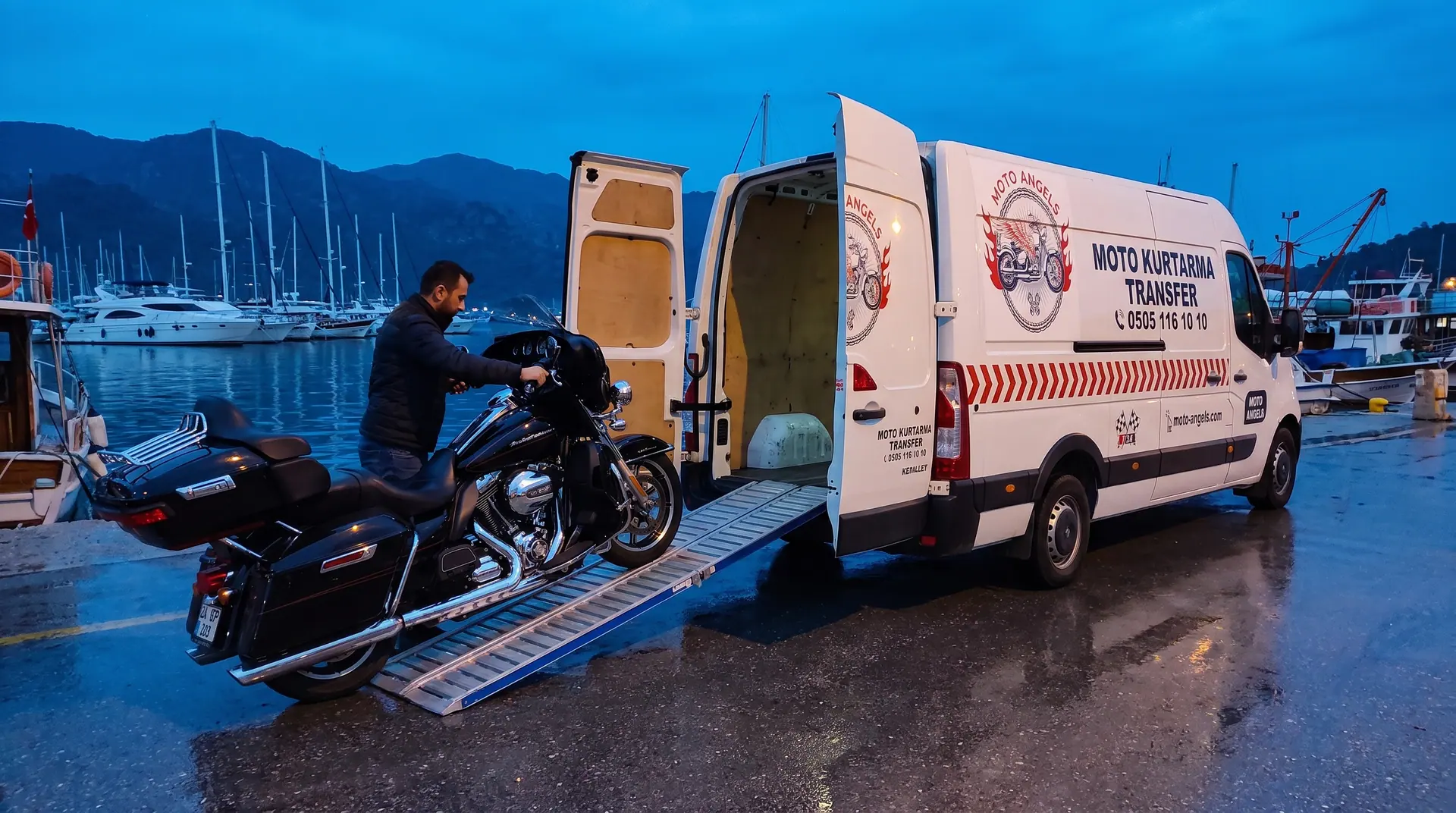 Moto Angels motosiklet taşıma aracına Fethiye limanında bir Harley-Davidson yükleniyor