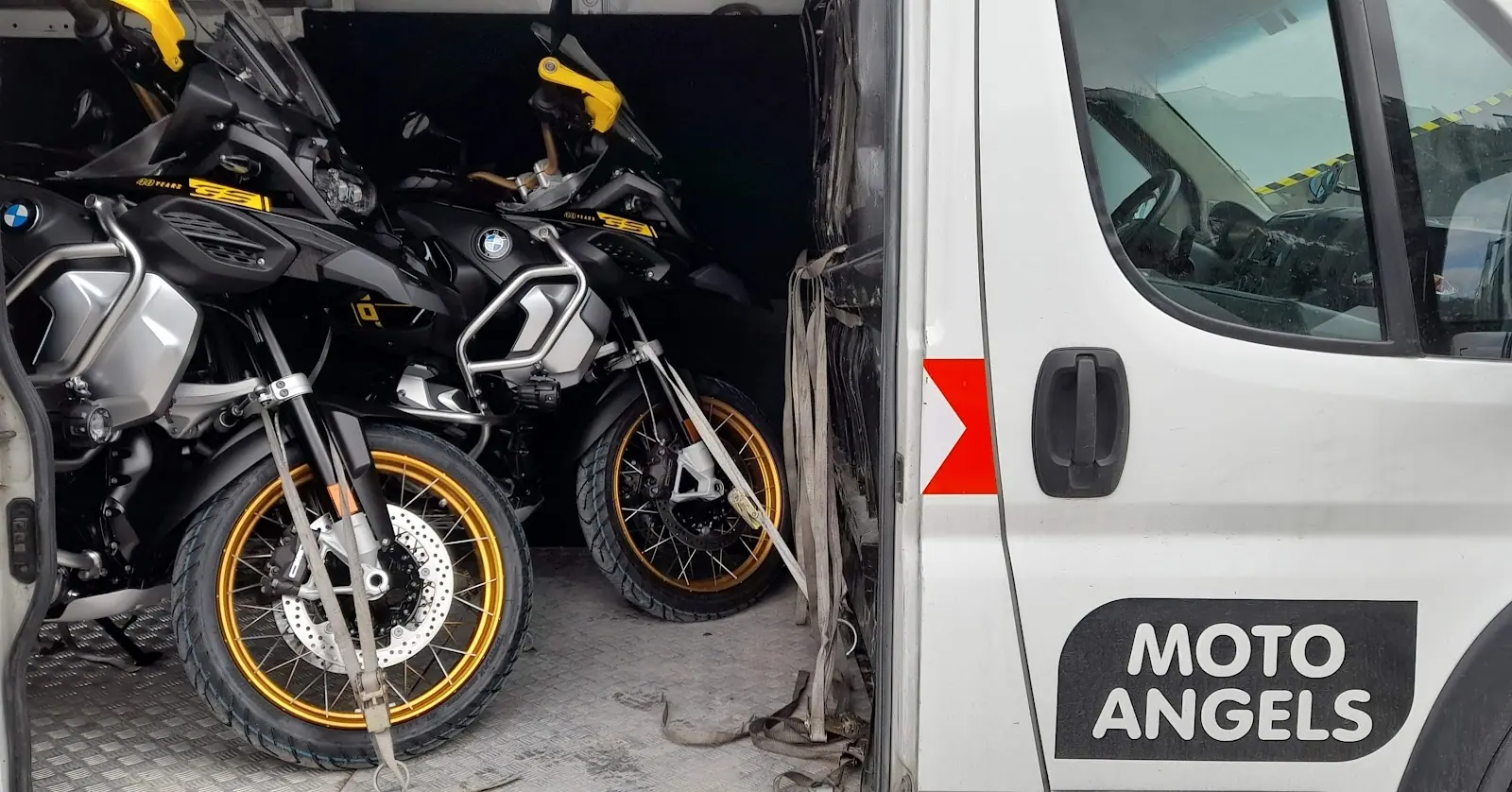 Transfer aracında taşınan iki BMW R 1250 GS
