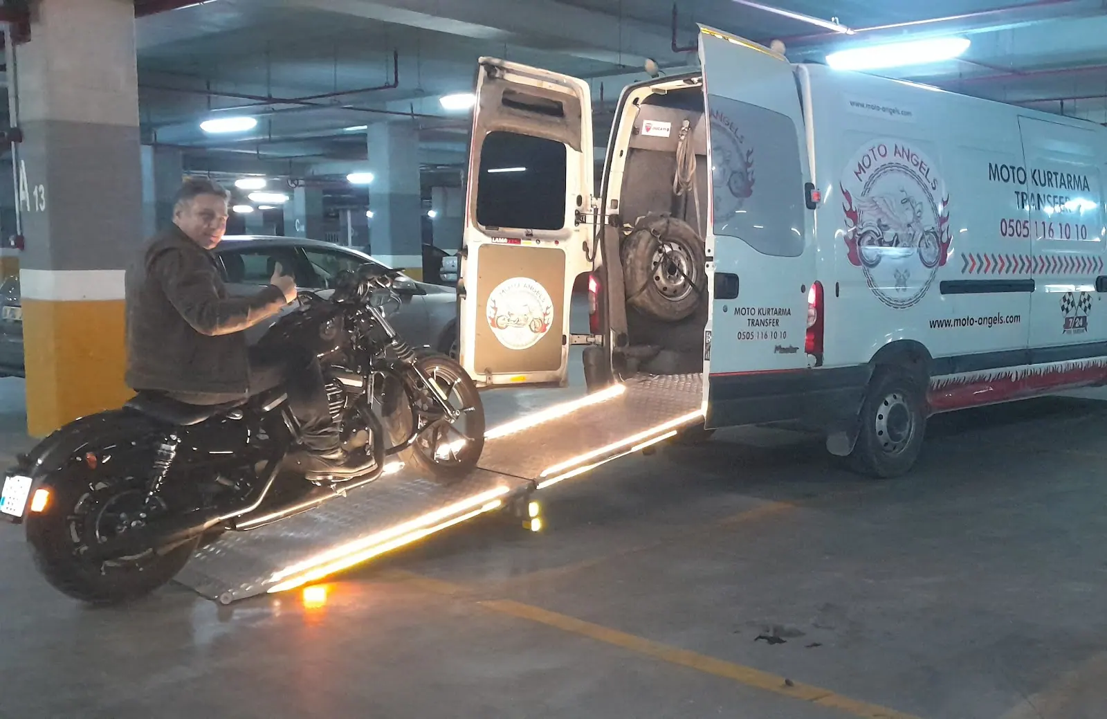 Kapalı otoparkta gece motosiklet yükleme