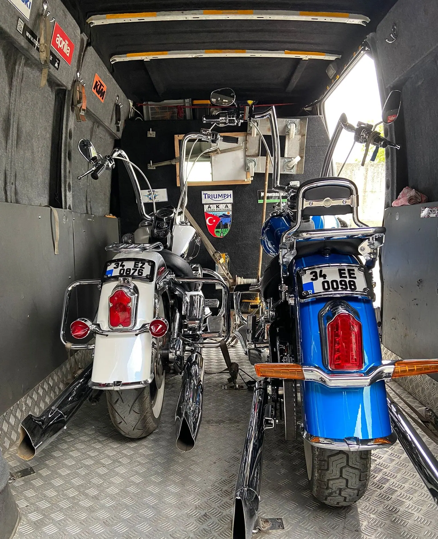Moto Angels kapalı kasasında sabitlenmiş iki Harley-Davidson