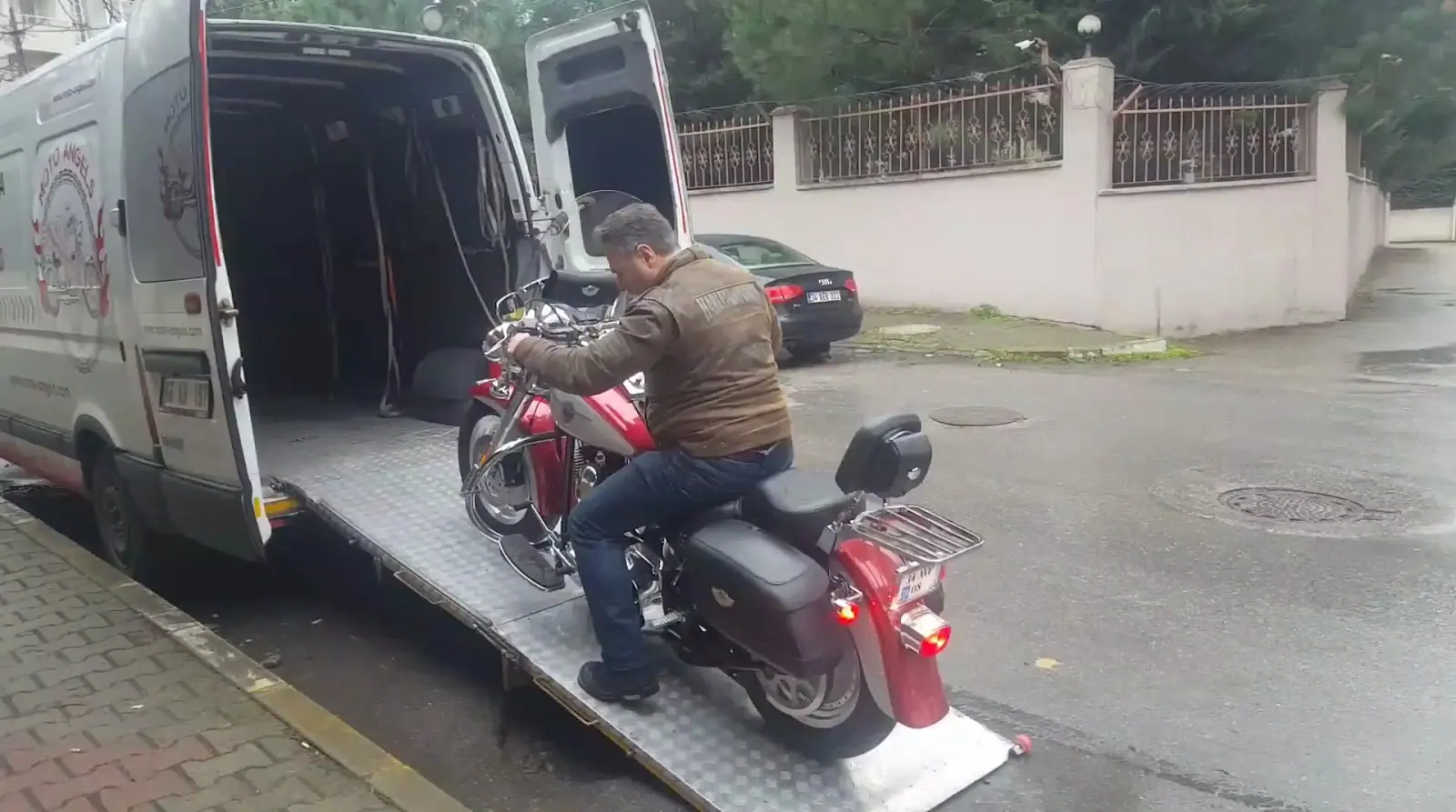Kırmızı Harley-Davidson’un transfer aracına alınması