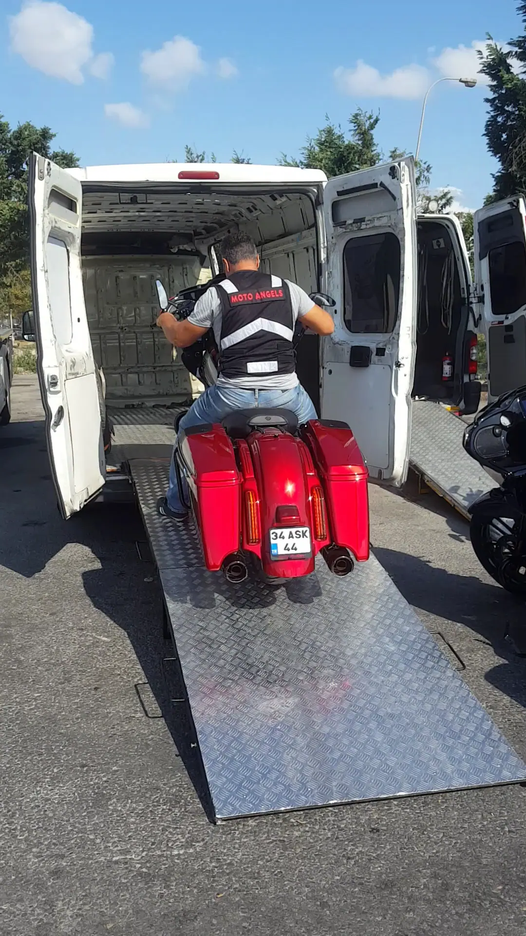 Touring motosikletin rampayla transfer aracına yüklenmesi
